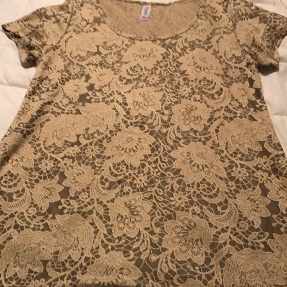 Euc lularoe shirt size medium.